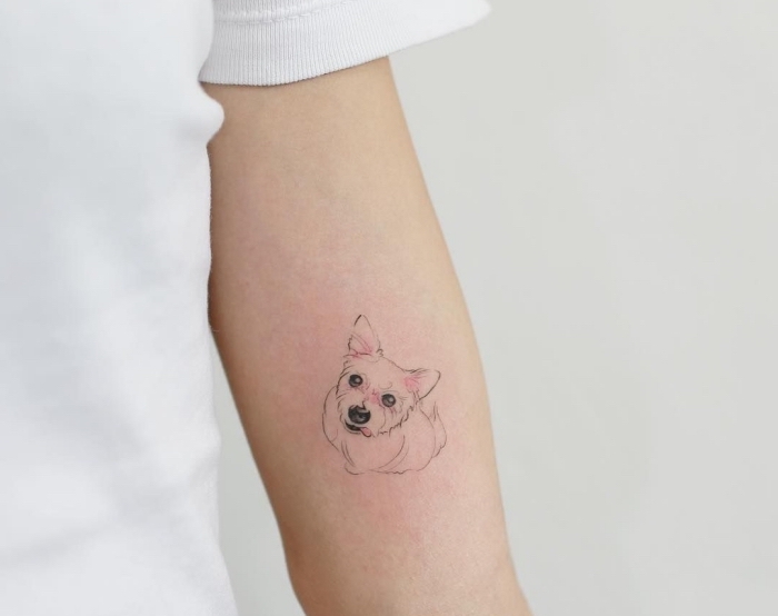 modèle de tatouage discret femme aux motifs animaux, petit chien en encre sur la main pour homme ou femme