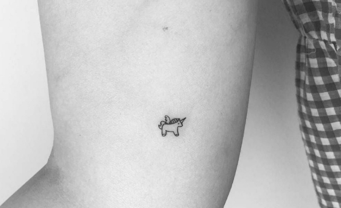 mini licorne ultra mignon comme un dessin en encre sur la main ou la jambe, tattoo à design rêverie et en version mini
