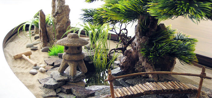 mini jardin zen japonais relaxant miniature avec sable pont et plantes