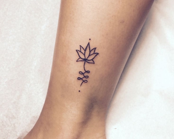 dessin en encre sur cheville ou poignet à design floral, modèle de tattoo discret en forme de lotus aux lignes épurées