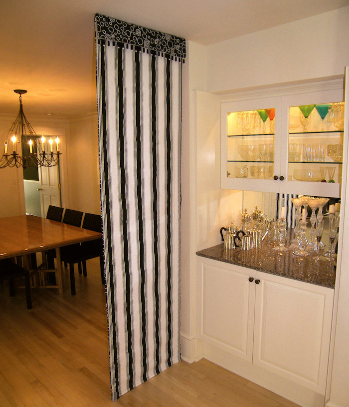 petit rideau séparation pièce étroit noir et blanc entre cuisine et salle à manger