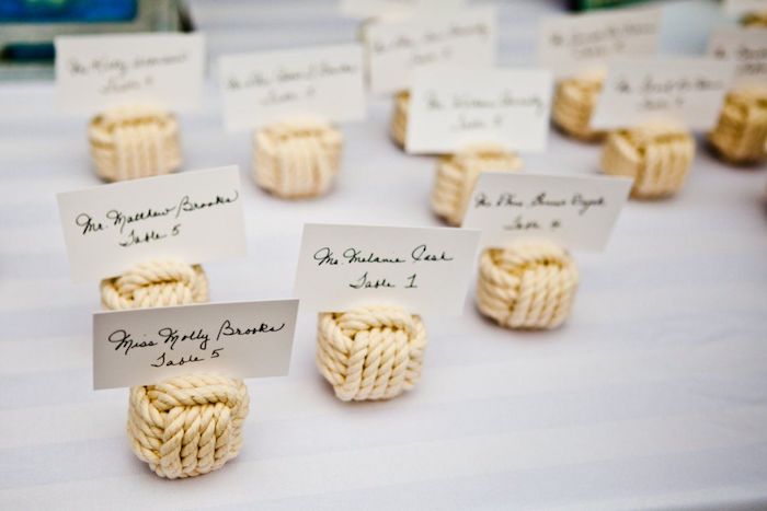 petit cube en corde blanche avec étiquette blanc avec nom invité et numéro de table, deco mariage a faire soi meme originale