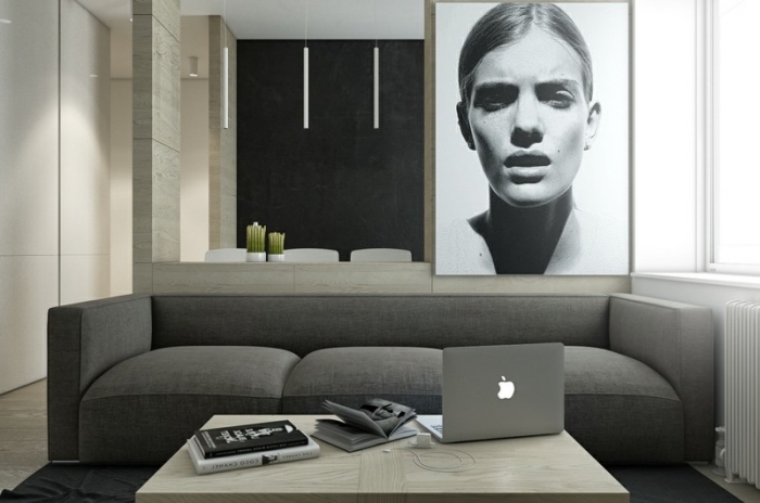 déco de salon moderne aménagé en couleurs neutres avec murs beige et pan de mur gris anthracite combiné avec finitions en bois clair