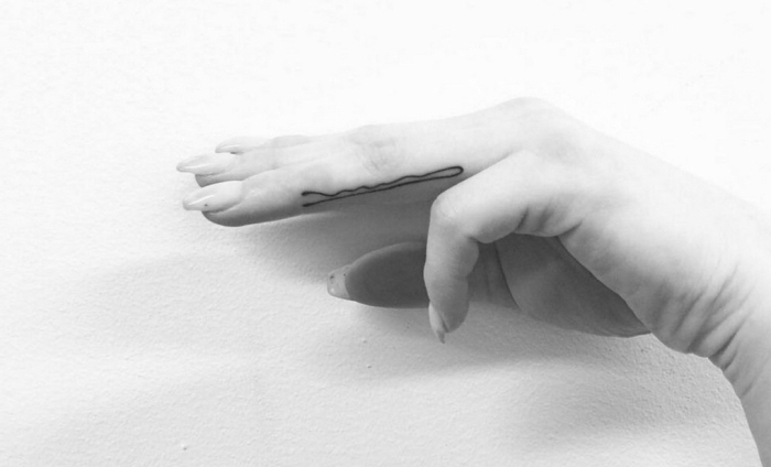 idée de tattoo original et simple, modèle de dessin en encre réalisé sur un doigt à design pour homme et femme
