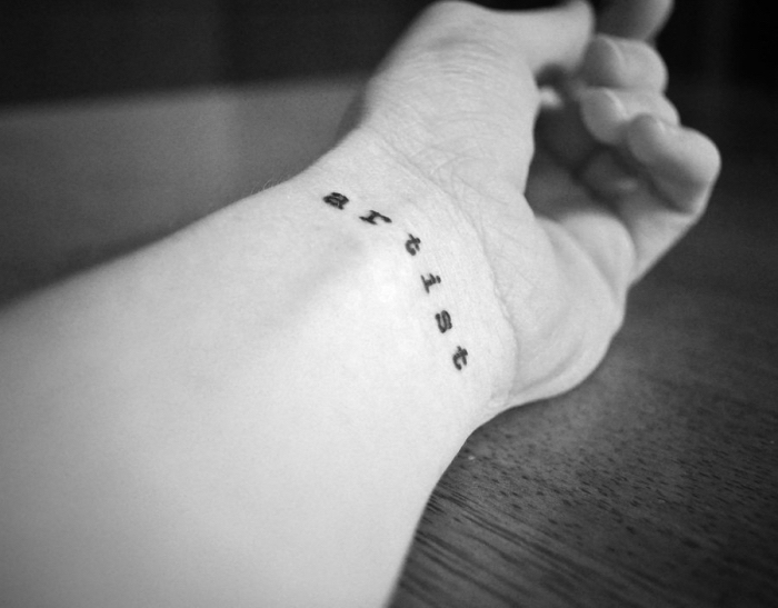 idée de tattoo à design minimaliste avec lettres et mot inspirant, modèle de dessin en encre pour homme et femme