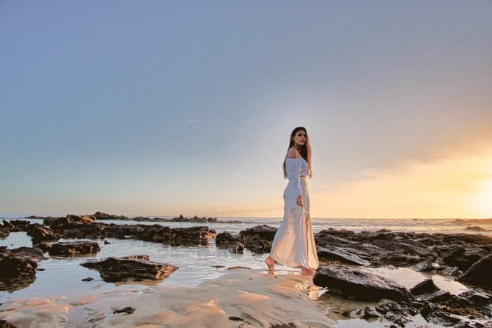modèle de robe de plage ceinturée de couleur blanche et taille longue avec manches longues et épaules nues