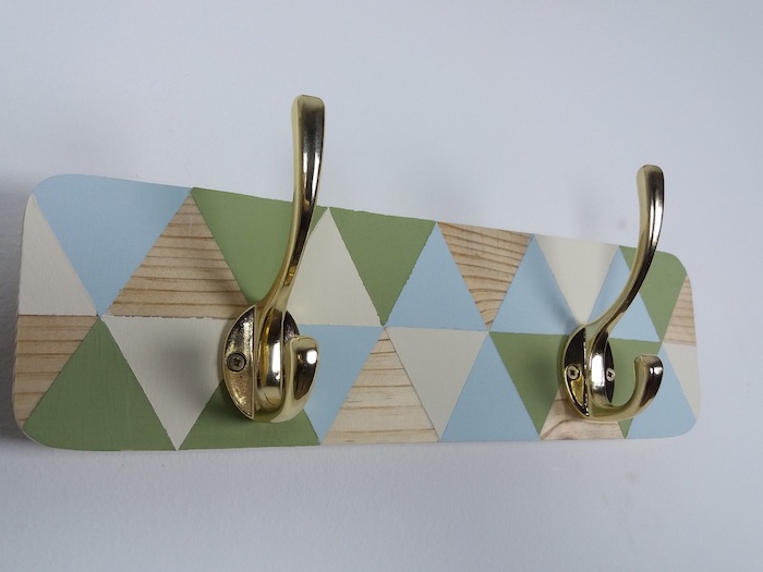 exemple de planche de bois colorée à motifs chevron triangles colorés et des accroches metalliques couleur or