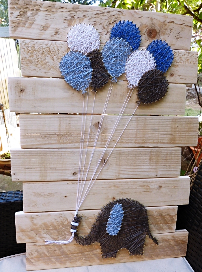 idée déco de jardin amusant avec planches de bois clair et une jolie déco en fil en forme d'éléphant et ballons