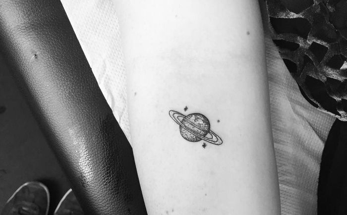 tatouage femme discret à design planète, choisir un petit dessin en encre sur le thème astronomie à tatouer sur la main