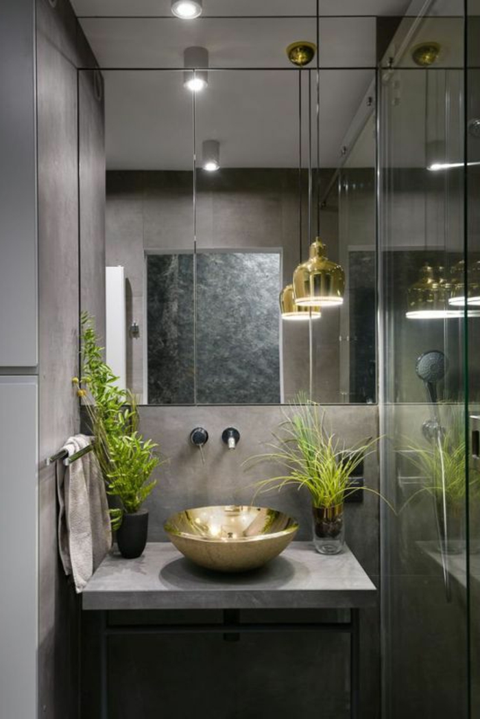 plante interieur, plante pour salle de bain, plante salle de bain sans lumière, deux typer de plantes vertes posées des deux cotes du lavabo petit et rond en couleur or, ambiance de luxe, 