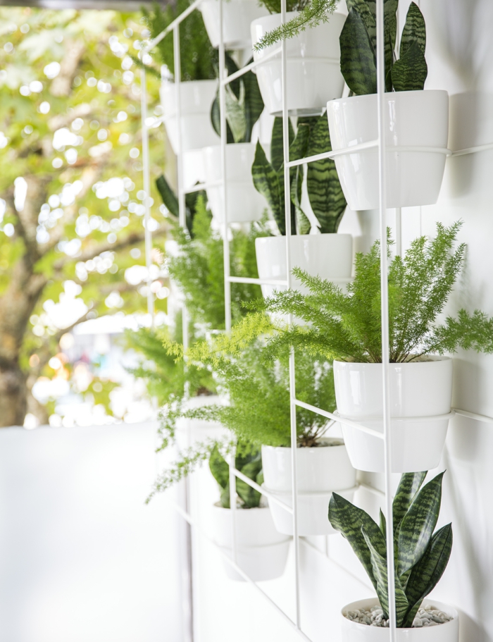 salle de bain verte, étagères en métal blanc porte-plantes, plante interieur, pots en céramique blancs, mur de salle de bains verdoyant