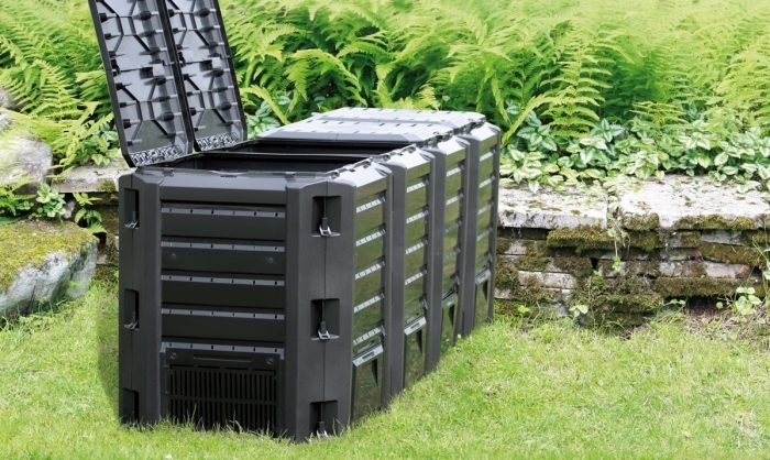installer un grand container en plastique avec couvercle et trous dans son jardin pour faire du compost éco 