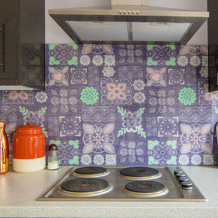 une plaque pour recouvrir carrelage mural cuisine couleur violet pastel motifs mandala 