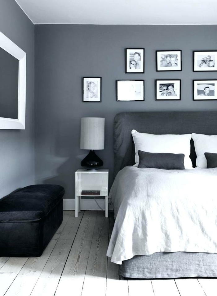 chambre à coucher en gris et blanc, petit chevet blanc, cadres photos, sol en planches