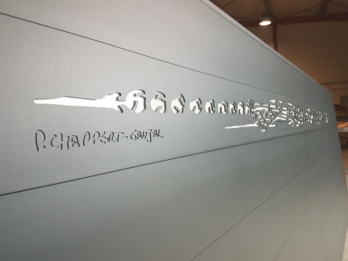 joli portail aluminium avec un motif découpé signé par le peintre
