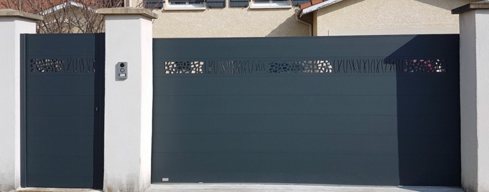 portail aluminium noir avec découpes artistiques, associé à une cloture blanche
