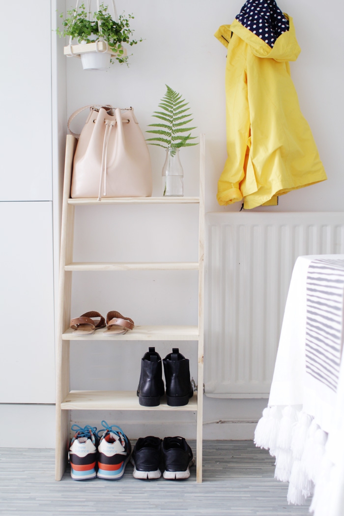 une échelle etagere a chaussure en bois clair au design minimaliste scandinave, facile à réaliser soi-même