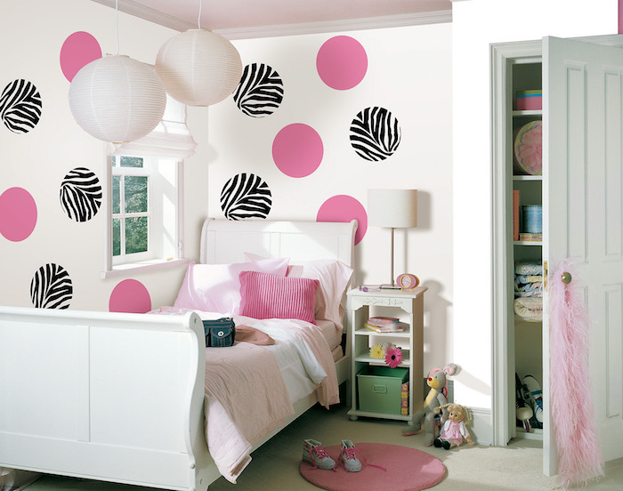 idée couleur chambre fille pour peinture mur blanc avec pois roses et zebre
