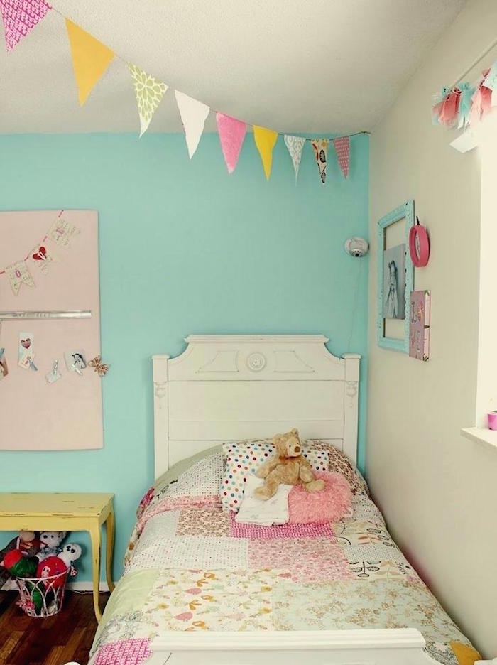 chambre belu turquoise pour enfant fille avec guirlande en couleurs