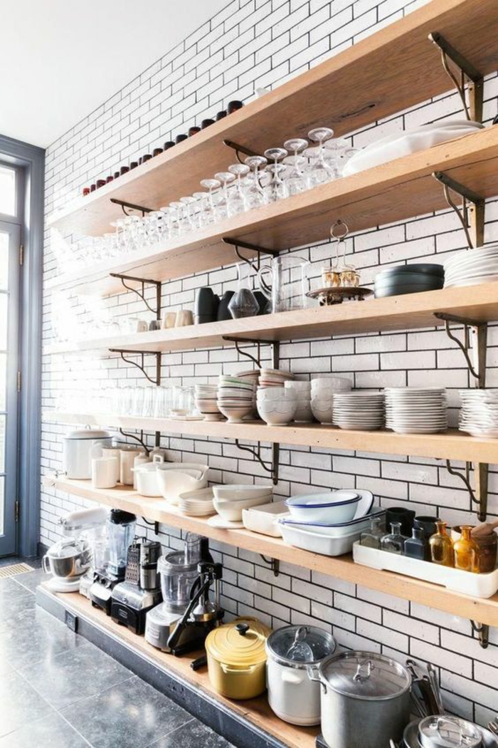 meuble de rangement cuisine, etagere cuisine en bois clair, étagères sur toute la hauteur du mur en carrelage mural en briques blanches 