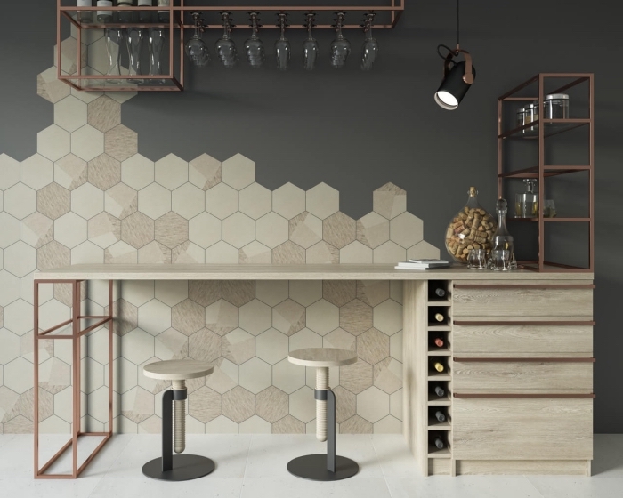 décoration originale dans une cuisine moderne avec mur gris et carrelage beige aménagée avec meubles en bois et fer