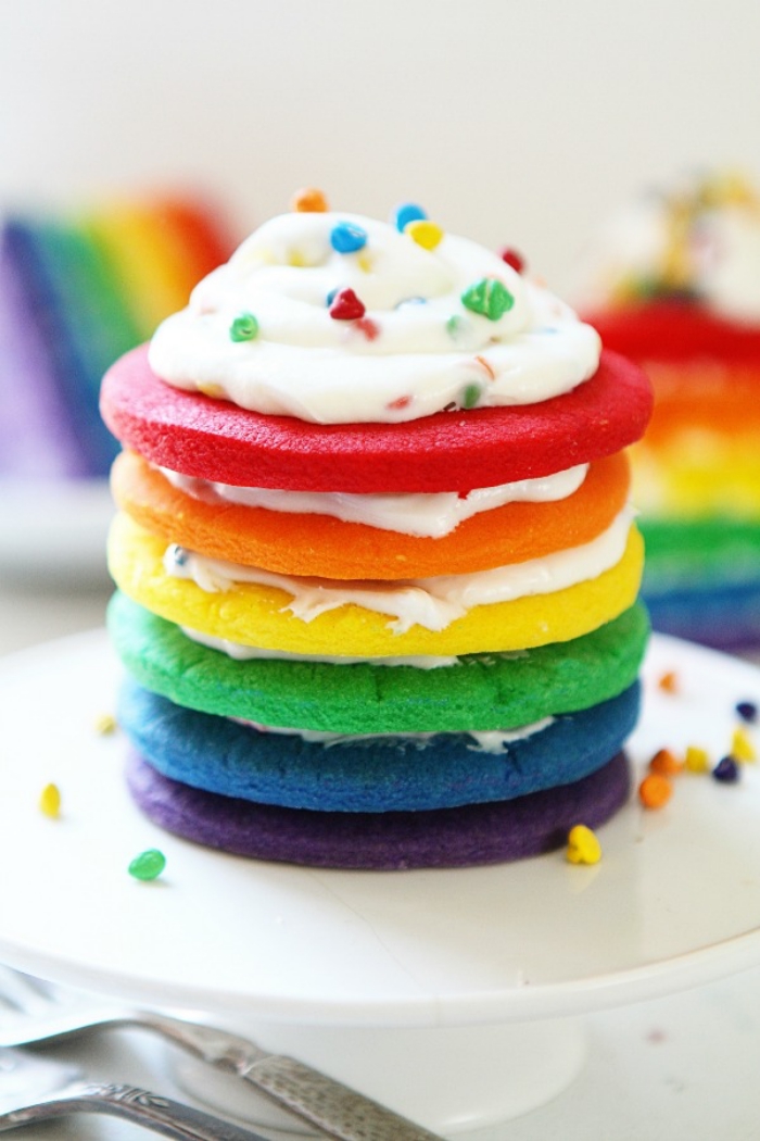 recette de rainbow cake facile sans glaçage composés de sablés colorés aux nuances de l'arc-en-ciel