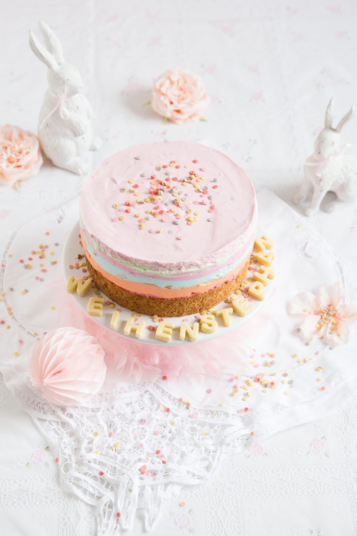 recette de gâteau arc-en-ciel façon cheesecake à la crème au yaourt et au mascarpone, au glaçage en nuances pastels 