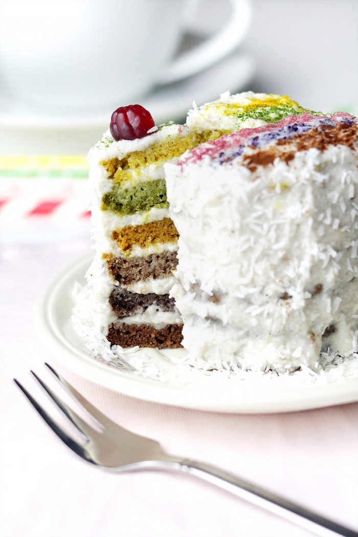 recette de rainbow cake à base de génoises colorées naturellement, au glaçage à la noix de coco