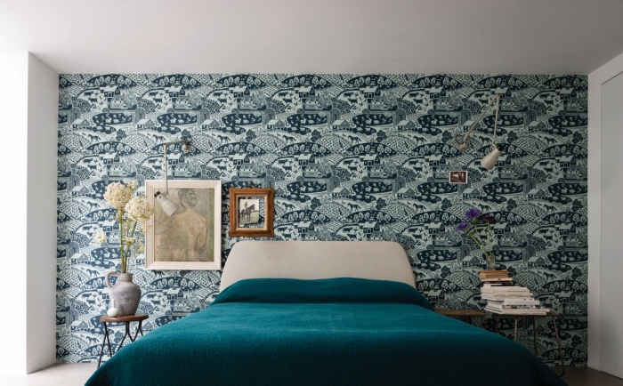 une chambre à coucher d'esprit vintage qui joue le contraste des murs blancs et de la tete de lit papier peint imprimé riche en motifs 