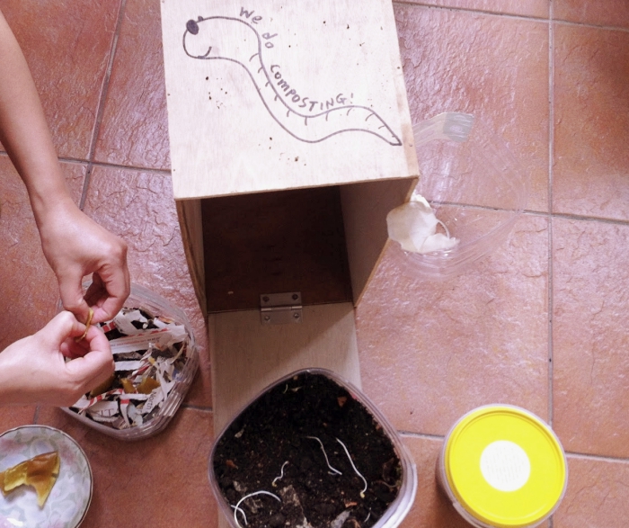 exemple comment fabriquer son composteur dans une petite boîte de bois avec couvercle et remplit de terre et vers