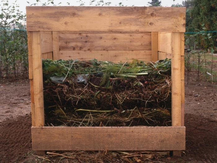 idée pour fabriquer composteur dans son jardin, modèle de récipient compostage en forme carrée fait de bois