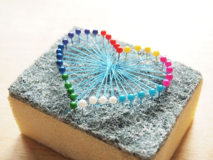 modèle d'objet décoratif DIY fait avec une éponge et épingles de couleurs variées, activité manuelle facile avec fil à coudre