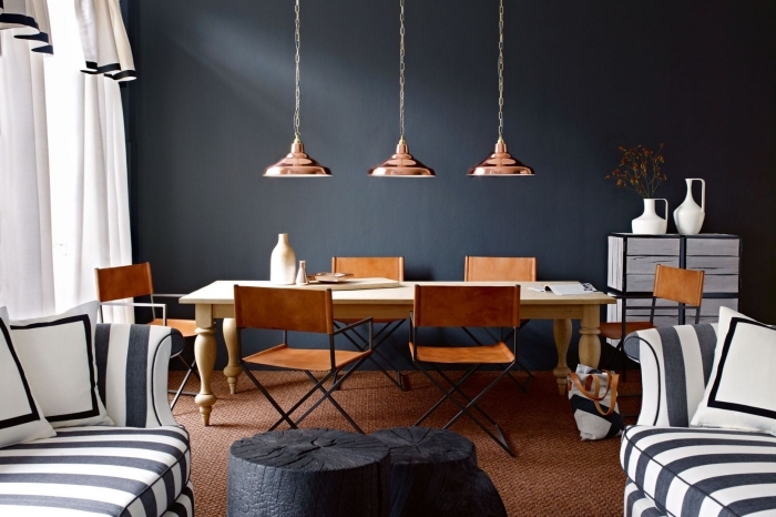 peinture gris anthracite sur murs dans salon et salle à manger ouvert avec meubles de bois ancien et lampes modernes en cuivre