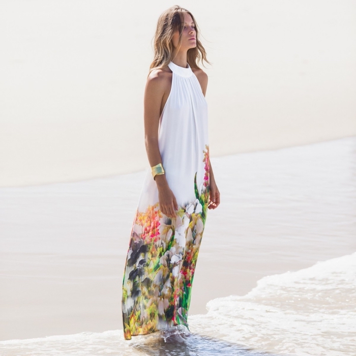 modèle de robe de plage femme blanc avec col et décoration floral, idée comment choisir son vetement été femme