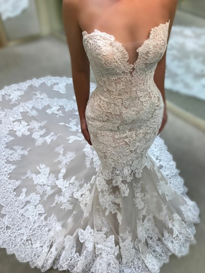 robe de mariée fourreau, dentelle blanche, robe de mariée près du corps, robe sirene mariage, silhouette sculptée, partie basse de la robe en éventail 