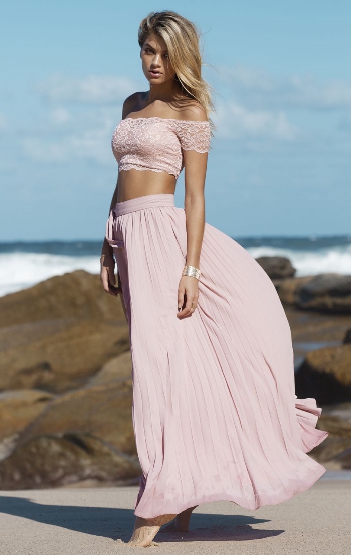 vision élégante pour une soirée de plage avec une robe deux pièces de couleur rose pastel avec top en dentelle