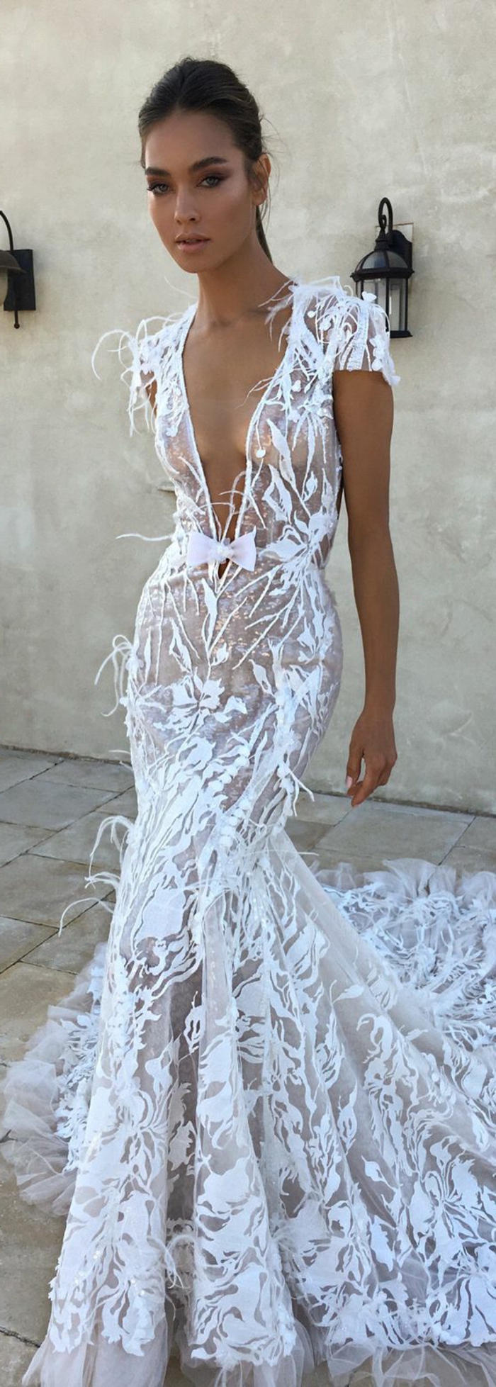 modèle de robe de mariée excentrique transparent, manches courtes, décolleté profond en V, plumes d'autruche blanches sut toute la longueur