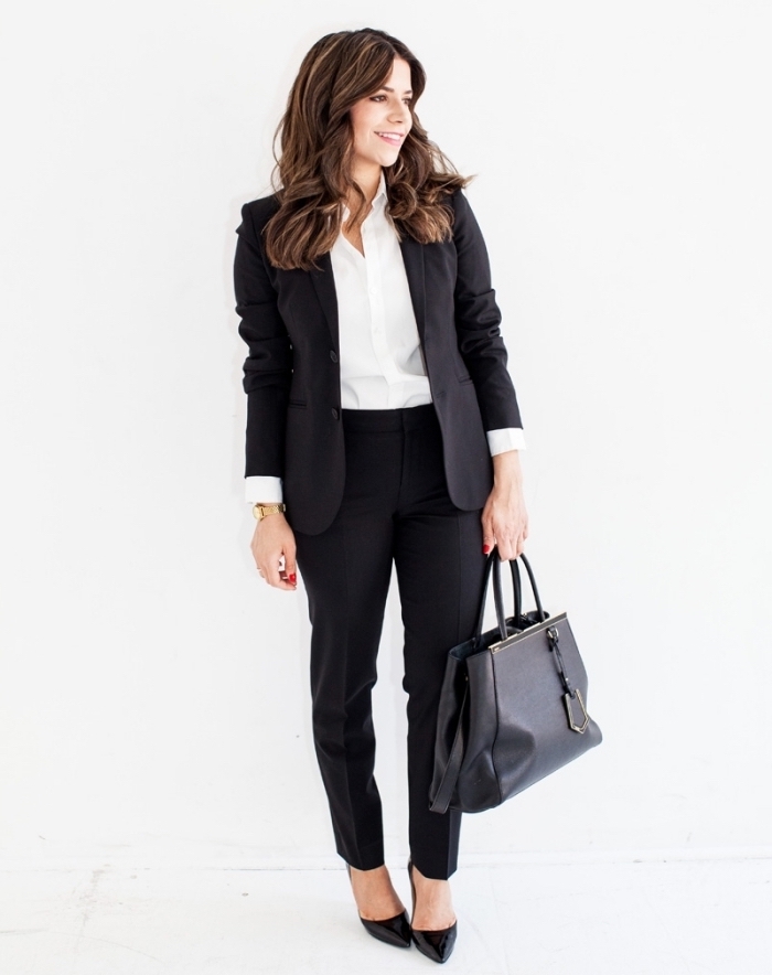 exemple de tenue professionnelle femme en couleurs neutres blanc et noir, tailleur chic noir avec chemise blanche