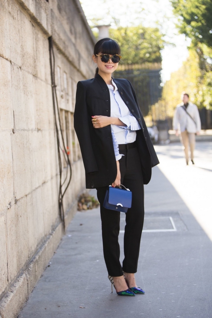 modèle de tenue entretien d embauche femme au pantalon et blazer loose noir combinés avec chemise bleu très clair