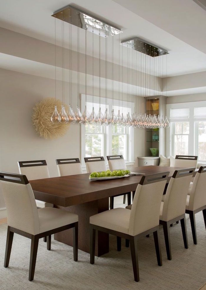 grande table a manger en bois rectangulaire dans salle blanche et éclairage suspendu design