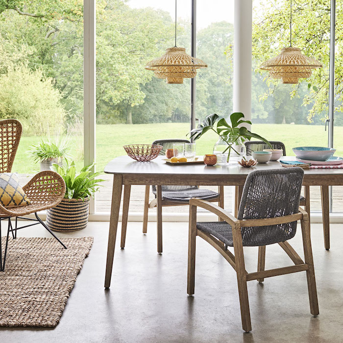ensemble salle à manger moderne style rustique avec meubles en bois et rotin avec baie vitrée
