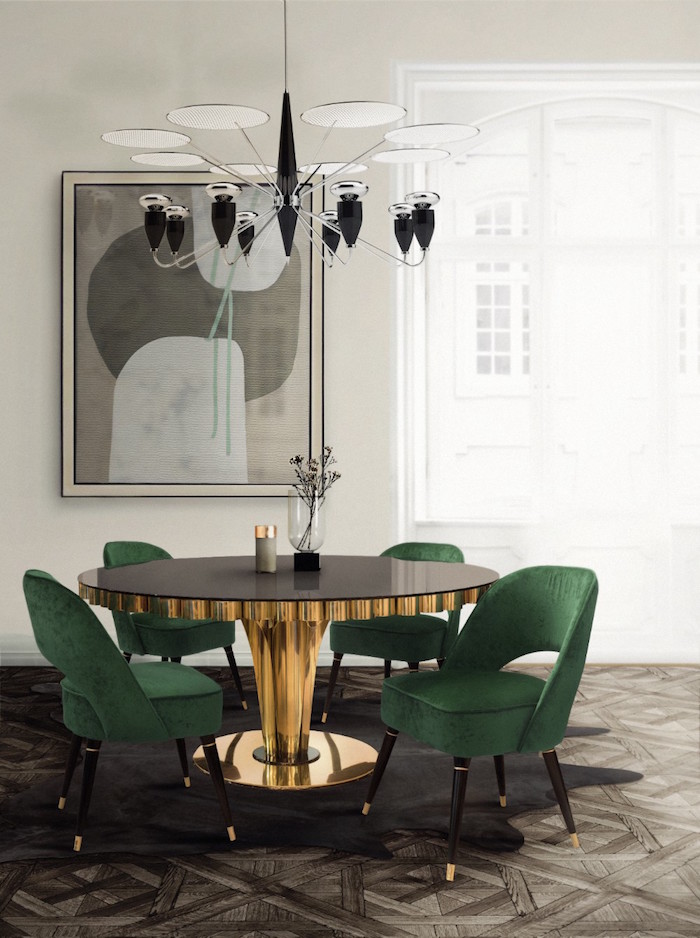 salle a manger complete moderne avec déco style rétro avec table ronde or et fauteuils en velours vert sur parquet en bois