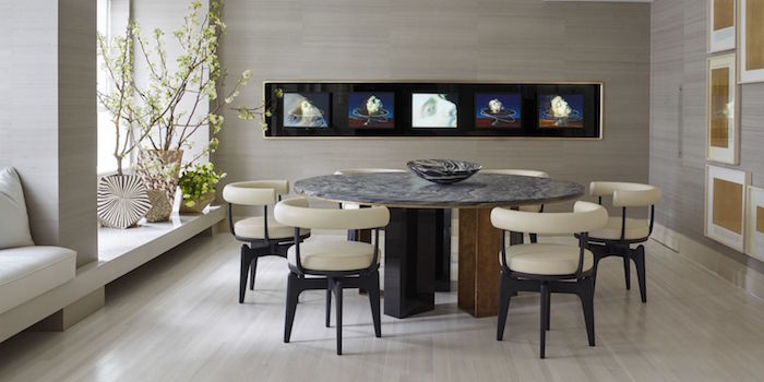 salle à manger luxe avec table ronde et chaises en cuir beige et murs gris 