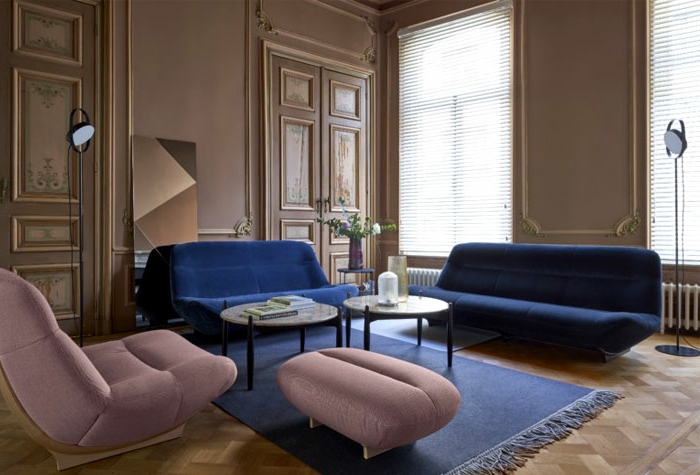 salon en bleu et rose, fauteuil et tabouret roses, canapés bleus, tapis bleu, murs peints rose cendré