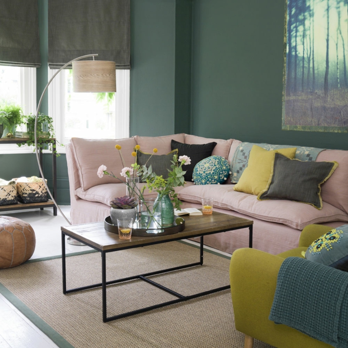 salon beige et gris, décoration intérieure salon, coussins verts, noirs et gris, sofa d'angle taupe clair 