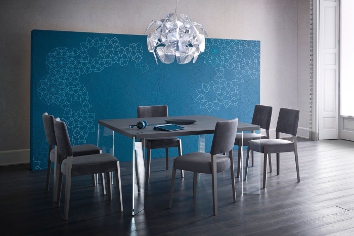 déco d'intérieur dans une salle à manger aux murs clairs et plancher foncés avec table à manger et chaises grises