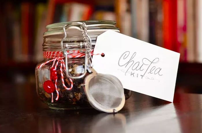 Idee carte cadeau multi enseigne cadeau impersonnel pendaison cremaillere petite boite avec cha thé chouette