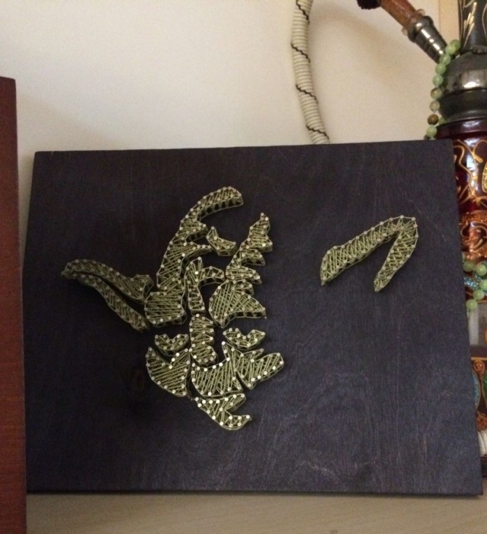 modèle d'objet décoratif fait main à partir d'une planche de bois peinte en noir avec fil en forme de Yoda de Star Wars