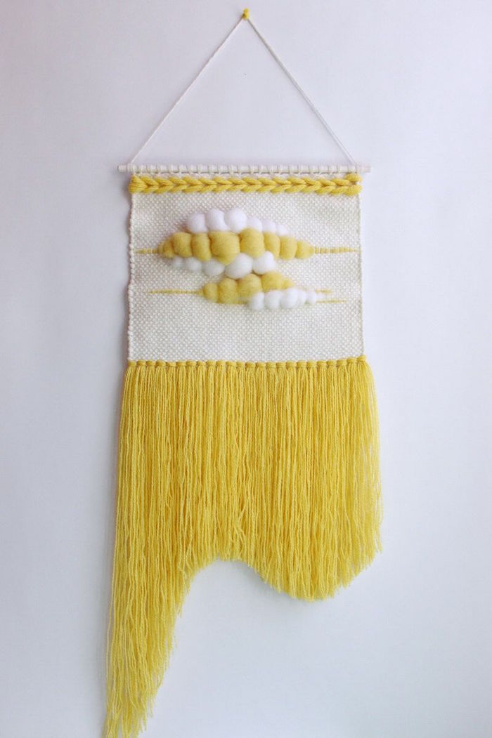 tissage jaune et blanc original en laine avec broderie relief