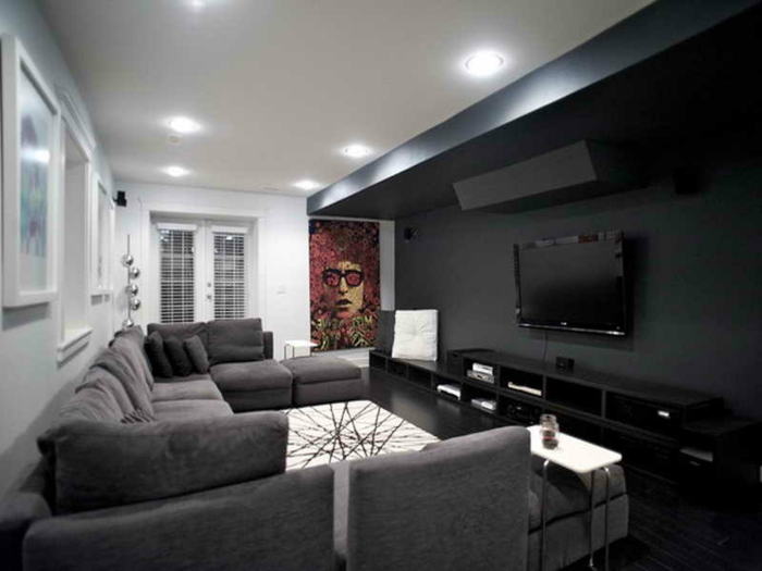 salon gris et blanc, tapis blanc, lampes encastrées, meuble tv noir 